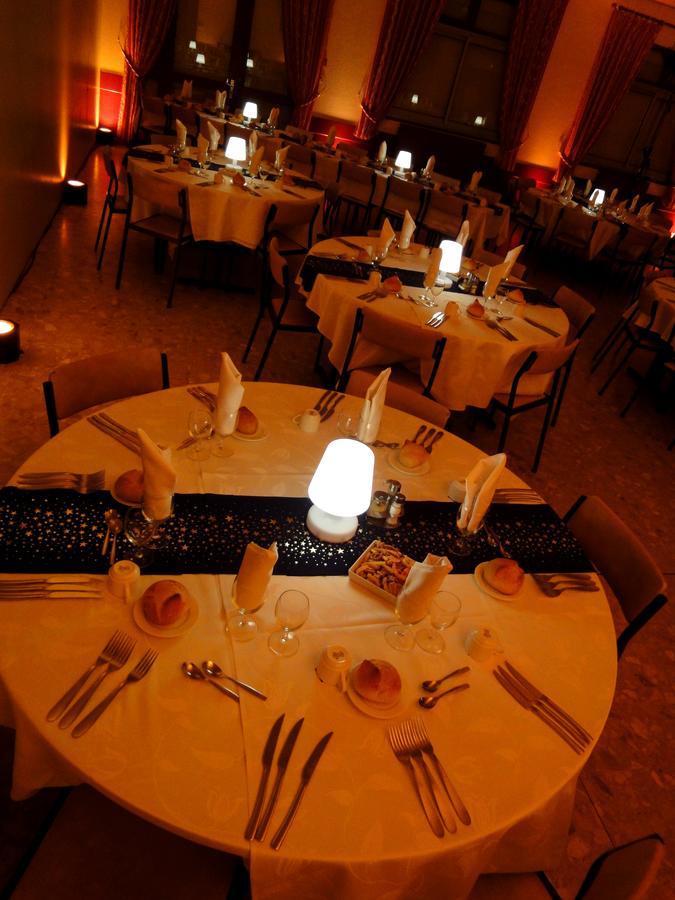 Hotel Restaurant La Grenouillere Vitre  Exterior photo